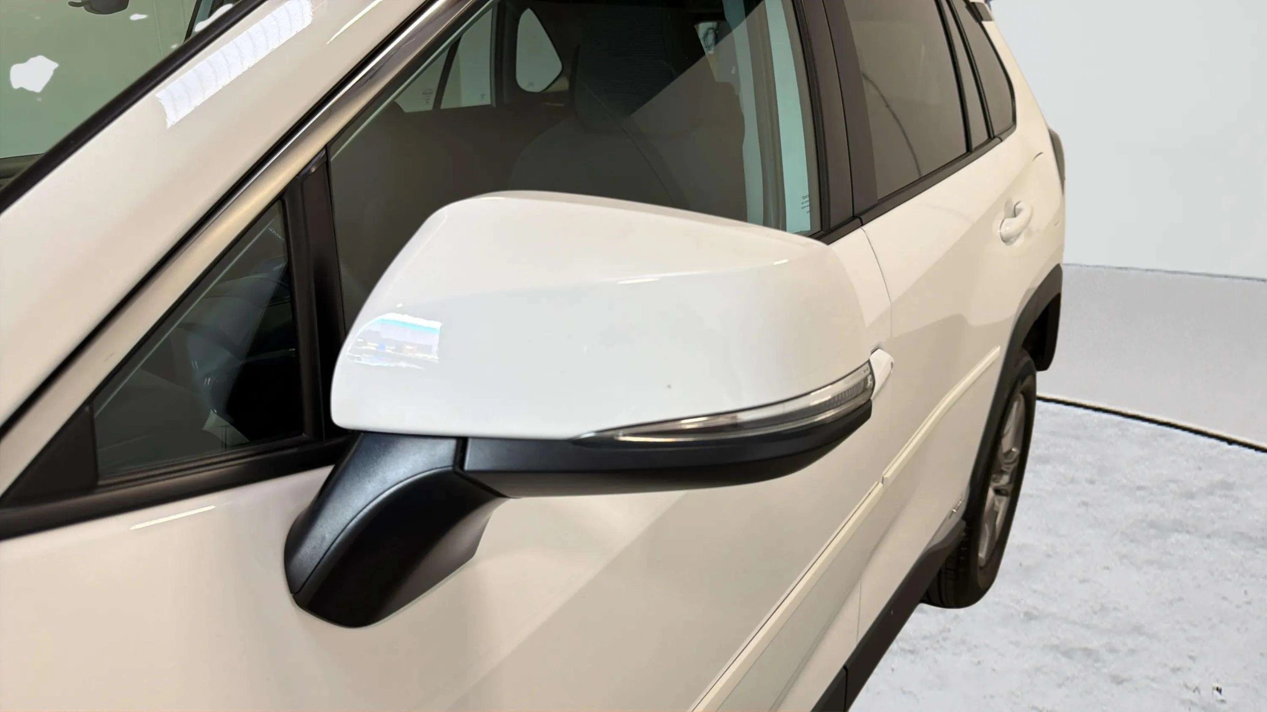 2024 Toyota RAV4 LE - Photo 15