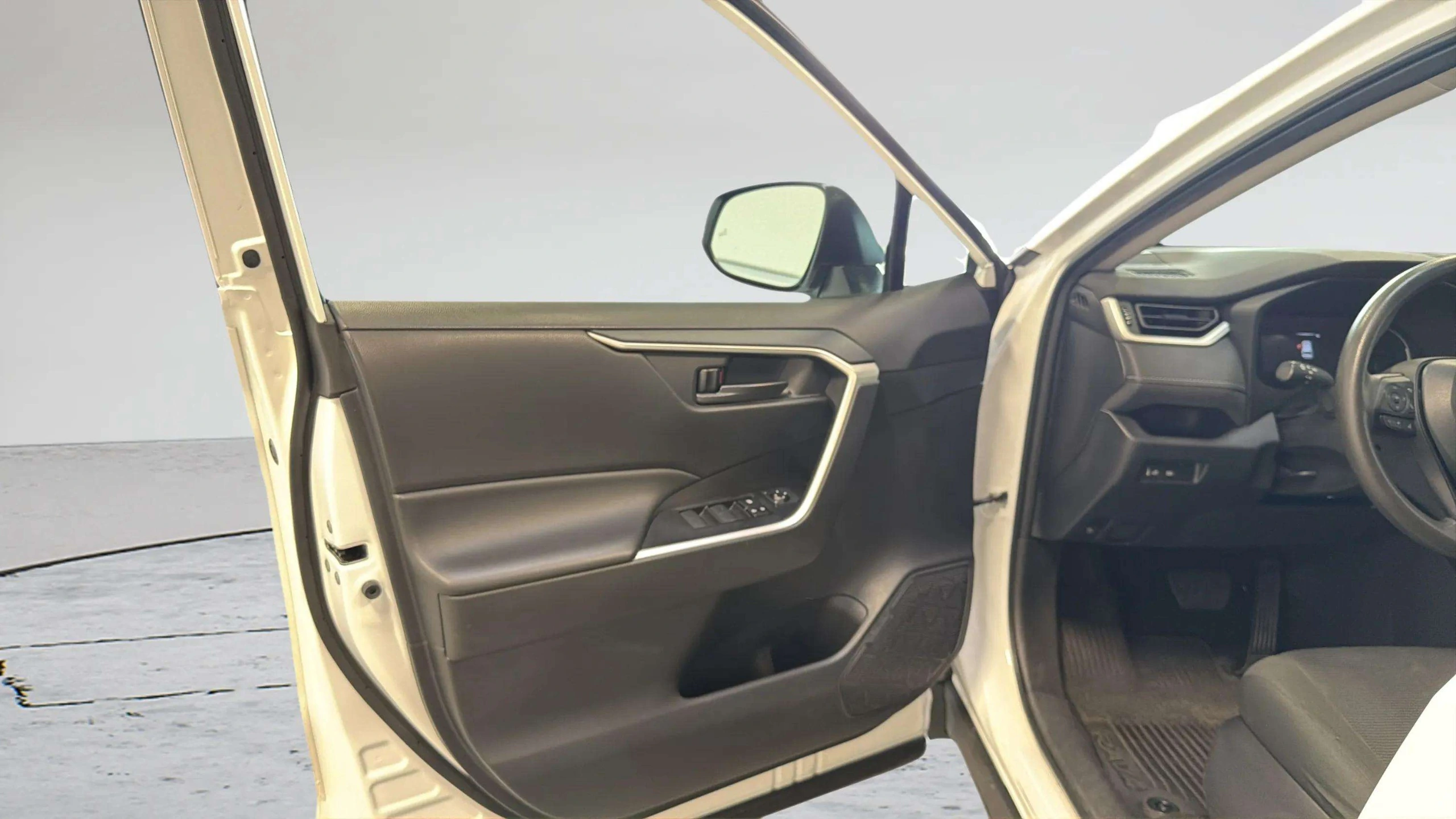 2024 Toyota RAV4 LE - Photo 32