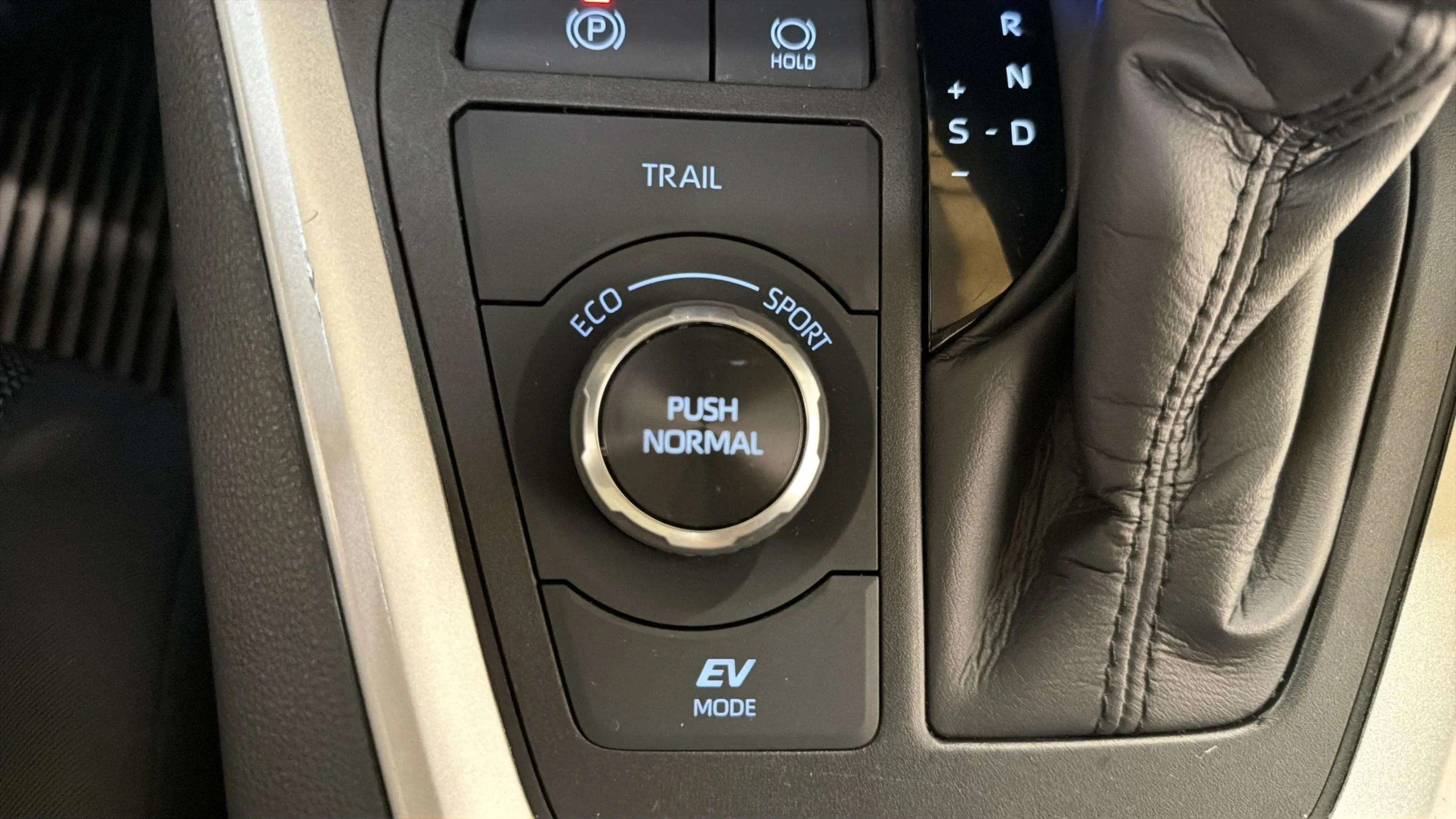 2024 Toyota RAV4 LE - Photo 36