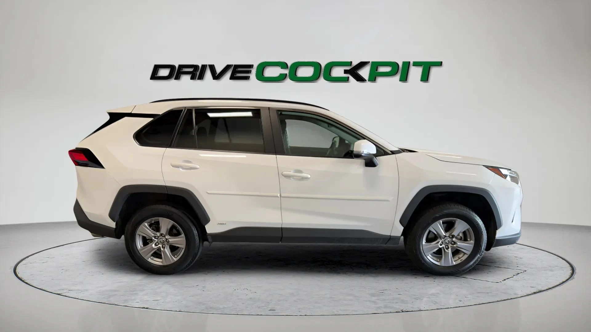 2024 Toyota RAV4 LE - Photo 8