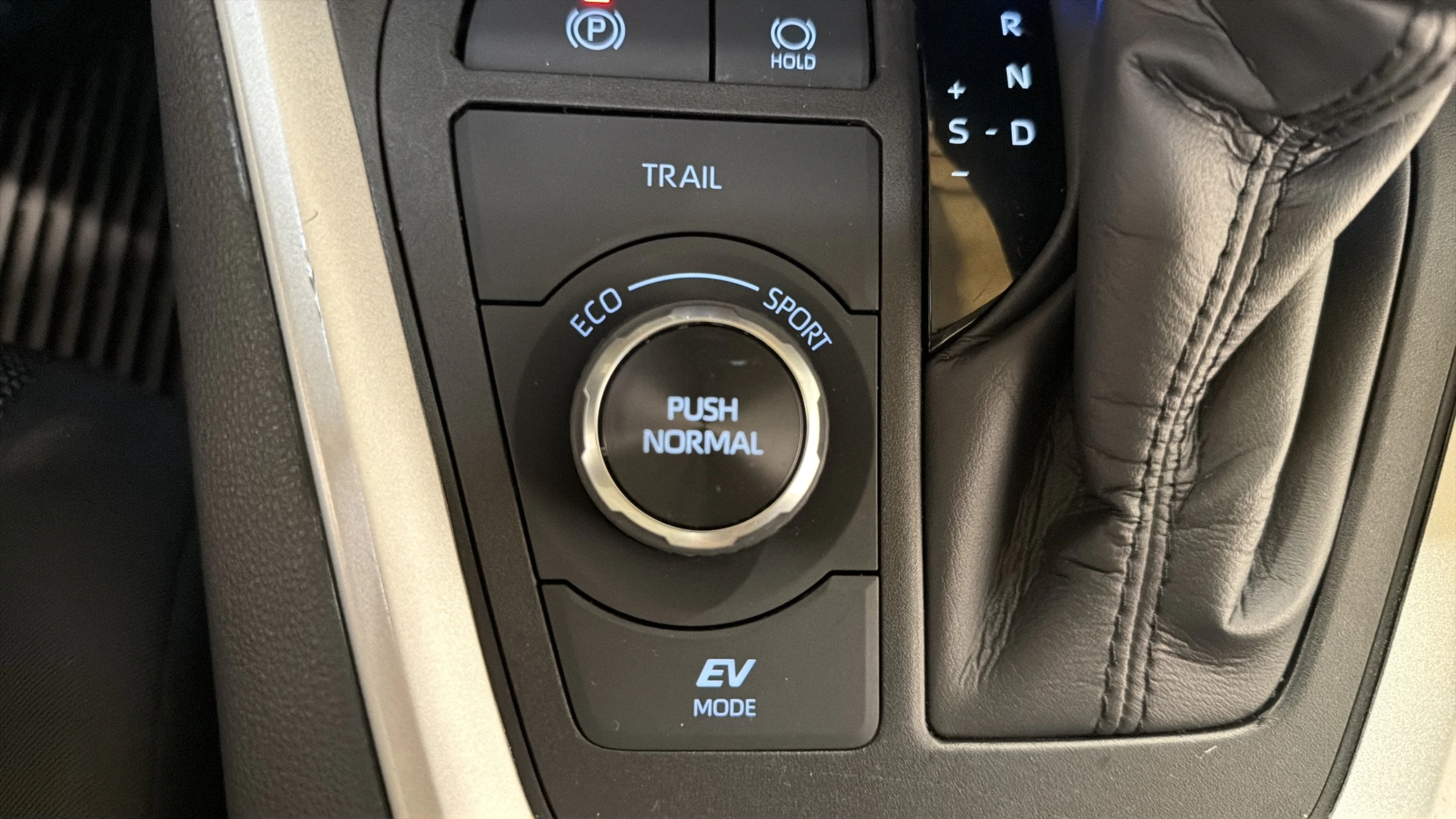 2024 Toyota RAV4 LE - Photo 43