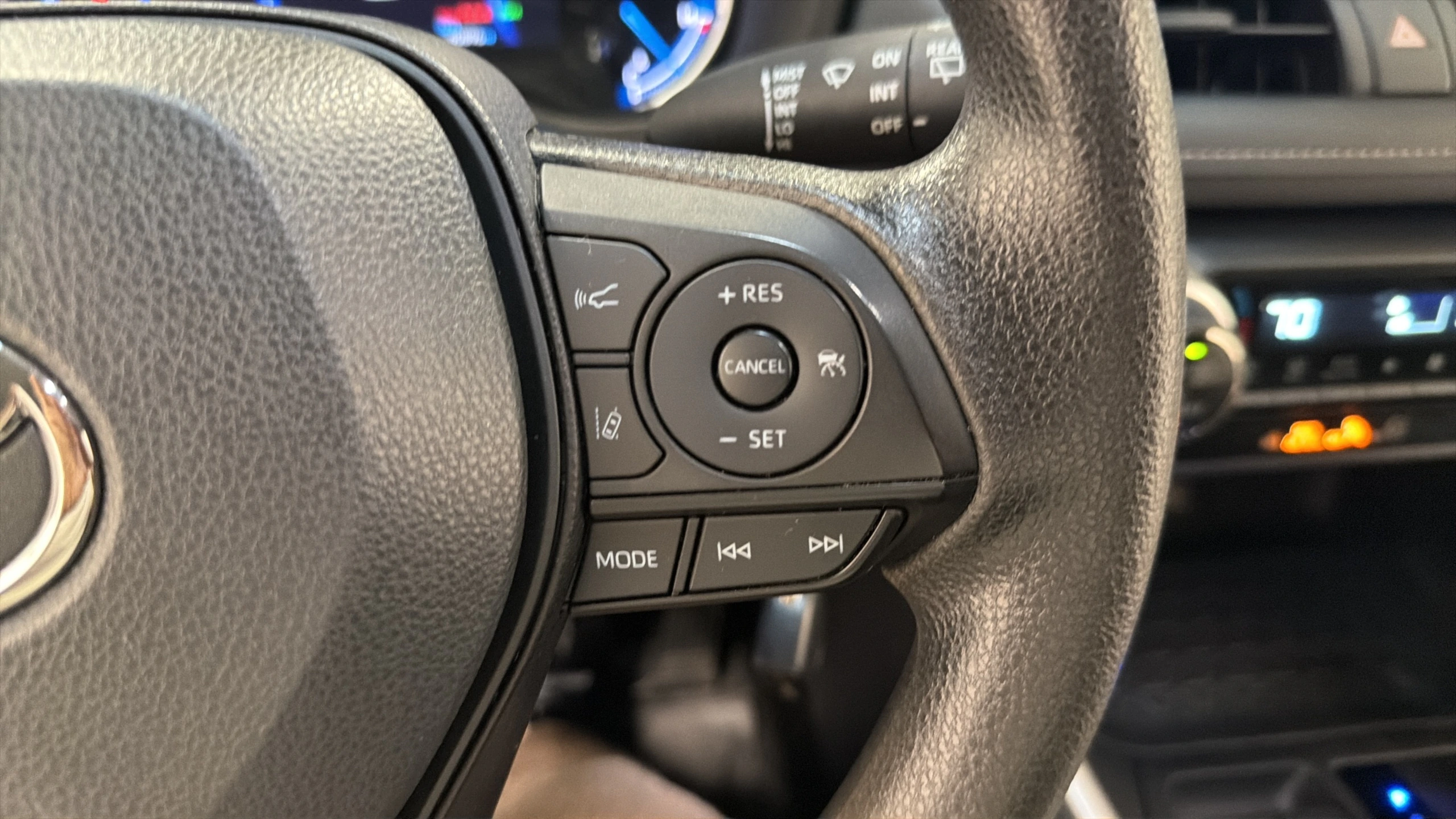 2024 Toyota RAV4 LE - Photo 40